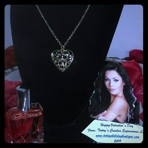 The Golden Heart In A Pattern Necklace💕